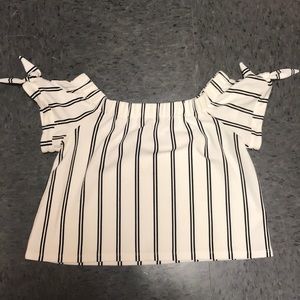 Cross shoulders shirt